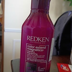 Redken Color Extend Magnetics Shampoo - Magenta Bottle